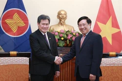 越南政府副总理兼外长范平明会见东盟秘书长林玉辉