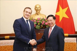越南政府副总理兼外长范平明会见立陶宛内务部长米休纳斯