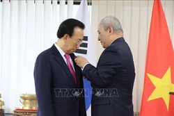 越南向原韩国庆尚北道省知事授予三级劳动勋章