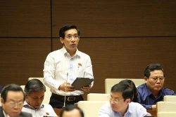 第十四届国会第八次会议：表决关于免去国会法律委员会主任和卫生部长职务的决议