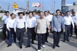 阮春福对中良—美顺高速公路施工进度进行实地走访考察