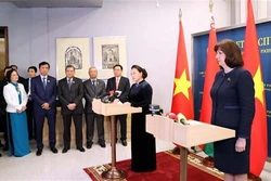 越南国会主席阮氏金银和白俄罗斯上院主席会见记者