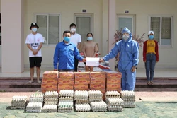 越南驻老大使馆帮助在老挝越南留学生克服当前因受疫情影响而遇到的困难