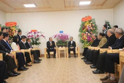 政府常务副总理张和平向大叻主教座堂和越南福音教教会致以圣诞祝福