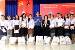 广平省向在当地学习的老挝特困留学生赠送慰问品 