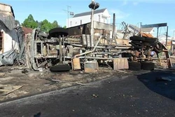 越南平福省一辆油罐车着火致6人死亡15间房屋烧毁