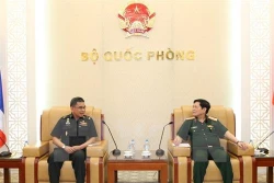 越南国防部长吴春历会见泰国国防部常务秘书猜昌