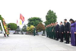 胡志明市领导向各位英雄烈士上香