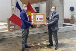 越南向法国各团体组织赠送1.5万只医用口罩