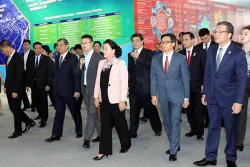越南国会主席阮氏金银参观中国中关村科技会展中心