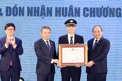 越南政府总理阮春福出席越南航空总公司919飞行团成立60周年纪念活动