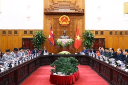 越南政府总理阮春福与尼泊尔总理奥利举行会谈