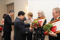 越南为德国友人授予友谊勋章