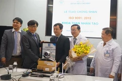 胡志明市大水镬医院人造肾脏科获得ISO 9001：2015标准认证证书