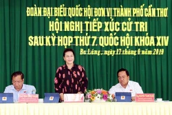 国会主席阮氏金银与芹苴市选民面对面交流