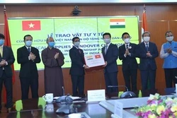 越南与印度友好协会向印度人民捐赠10万只抗菌口罩