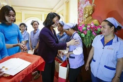 邓氏玉盛春节前夕走访慰问和平省劳动者和困难群众