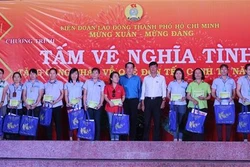 胡志明市向该市工人赠送1.2万张春节回乡车票