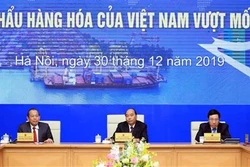 越南政府总理阮春福出席越南外贸进出口额达到5000亿美元的仪式