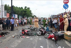 越南隆安省集装箱车连撞等待红灯车辆案——敲响交通安全警钟