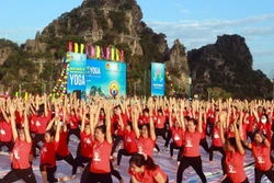 越南举行千人瑜伽活动 响应国际瑜伽日