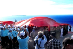 逾3500人参加在广义省李山岛泰来山上举行的升旗仪式