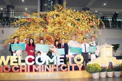 全国各地迎来2023年首批游客