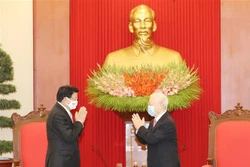越共中央总书记、国家主席阮富仲会见老挝政府总理通论·西苏里
