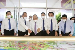 国家主席阮春福：发展赫门与古芝两县 解决胡志明市发展空间扩大问题