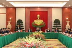 越共中央政治局与越共第十二届原中央政治局委员、书记处书记和中央委员举行见面会