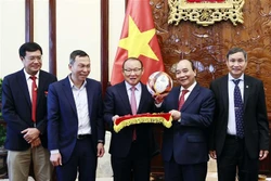 越南国家主席阮春福会见越南女国足和越南U23男足队教练
