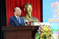 越南政府总理阮春福向岘港市各单位拜年