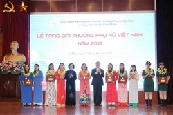 越南妇女奖颁奖仪式在河内举行 15个优秀个人和集体获奖
