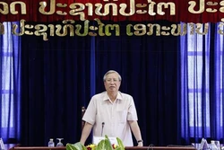 越共中央书记处常务书记陈国旺率团访问老挝万象省