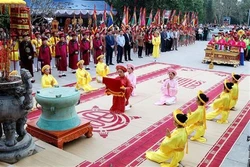 上香缅怀妪姬国母的功德