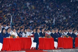 阮春福出席广义省重设30周年庆典