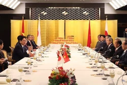 越南政府总理范明政会见日本前首相菅义伟和日越友好议员联盟主席二阶俊博