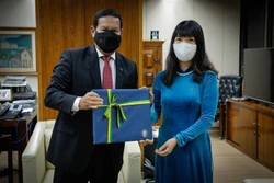 越南大使向苏里南外交部长移交委任状