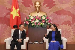 国会副主席丛氏放会见老挝巴特寮通讯社代表团