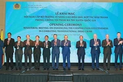 东南亚各国实行联合作战，共同打击毒品犯罪
