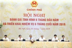 阮春福总理主持政府与各地方视频会议