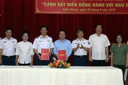 越南海警同坚江省渔民同行