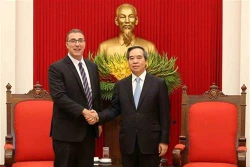 越共中央经济部部长阮文平会见国际货币基金组织新任驻越办事处首席代表
