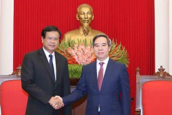 越共中央经济部部长阮文平会见老挝国家经济研究院工作代表团