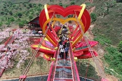 越南首座5D爱情玻璃桥在山罗省建成启用