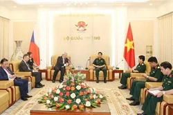 越南人民军总参谋长会见捷克众议院副议长