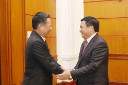 越共中央理论委员会主席会见老挝国家社会科学委员会代表团