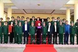 越南国会主席阮氏金银向得乐省军事指挥部拜年