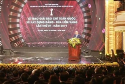 政府总理阮春福出席2019年金锤镰全国党建新闻奖颁奖仪式