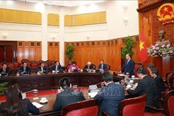 阮春福总理会见越南驻外大使和首席代表